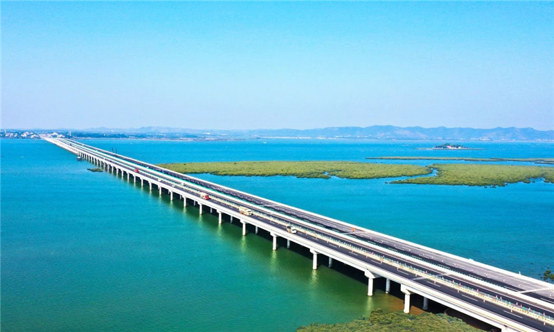 蘭州至?？诟咚俟窂V西欽州至北海段改擴(kuò)建工程鐵山港跨海特大橋.jpg